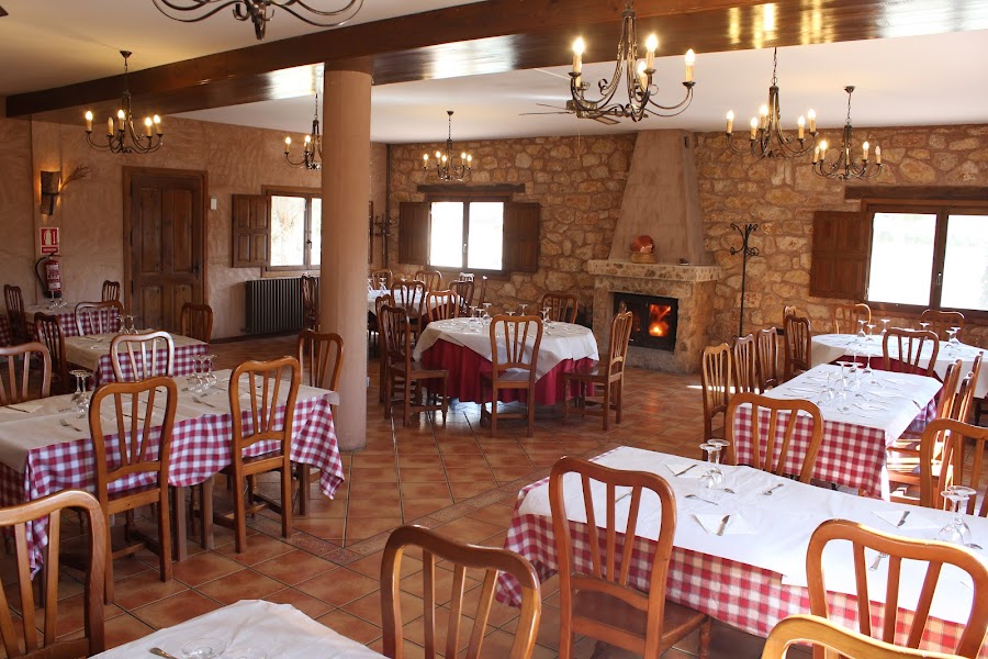 Los Centenares - Restaurante, Hotel Rural y Albergue (978 783 504)